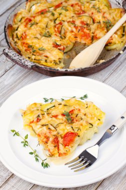 Pişmiş domates, kabak ve Poatoes kekik ve Parmesan ile