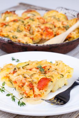 Pişmiş domates, kabak ve Poatoes kekik ve Parmesan ile