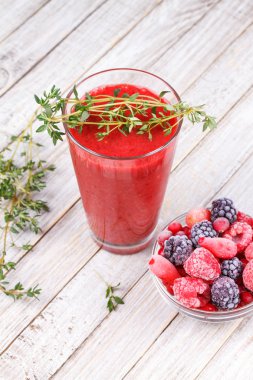 Kekik ile yaz meyve güler yüzlü dondurulmuş