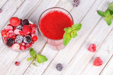 Nane ile yaz meyve güler yüzlü dondurulmuş