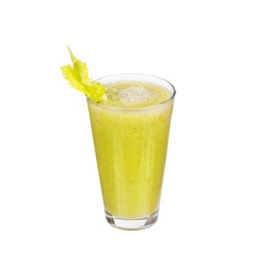 Taze salatalık, armut ve kereviz suyu. Meyve ve sebze dilimleri. Beyaz arka plan üzerinde izole