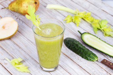 Taze salatalık, armut ve kereviz suyu. Dilim meyve ve sebze ahşap arka plan üzerinde