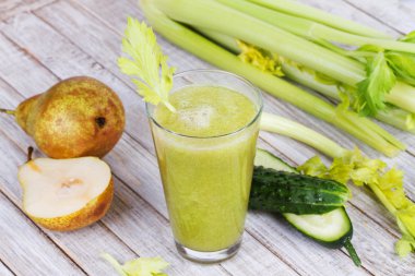 Taze salatalık, armut ve kereviz suyu. Dilim meyve ve sebze ahşap arka plan üzerinde