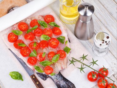 Alabalık, domates ve fesleğen