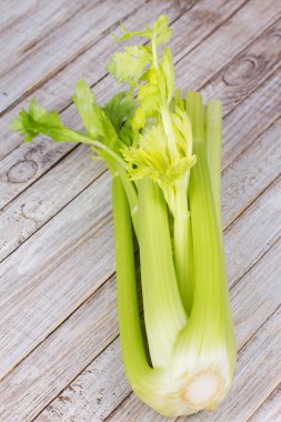Organik sebze - kereviz ile ahşap arka plan üzerinde bırakır.