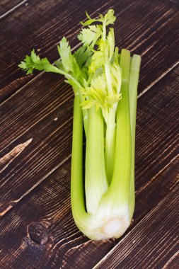 Organik sebze - kereviz ile ahşap arka plan üzerinde bırakır.