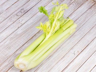 Organik sebze - kereviz ile ahşap arka plan üzerinde bırakır.
