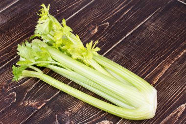 Organik sebze - kereviz ile ahşap arka plan üzerinde bırakır.
