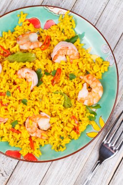 Tabak karides taze maydanoz ve kırmızı biber biber ile süslenmiş Risotto