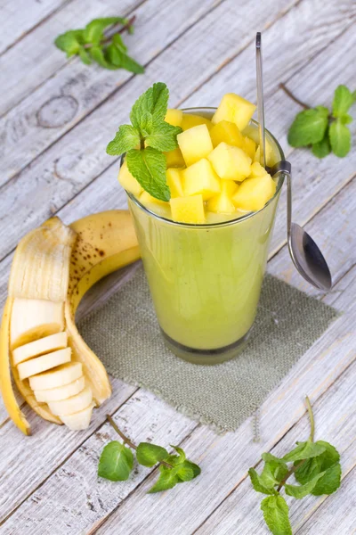 Fresh mango fruit juice in a glass and slices of mango. Close-up. Studio photography. — Stock Photo, Image