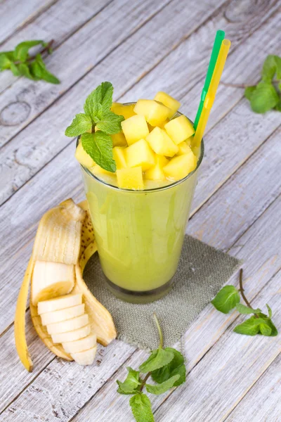 Fresh mango fruit juice in a glass and slices of mango. Close-up. Studio photography. — Stock Photo, Image