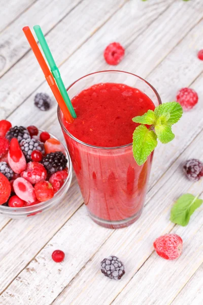 Smoothie de bagas de verão congelado com hortelã — Fotografia de Stock