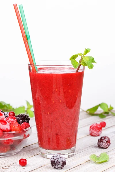 Smoothie de bagas de verão congelado com hortelã — Fotografia de Stock