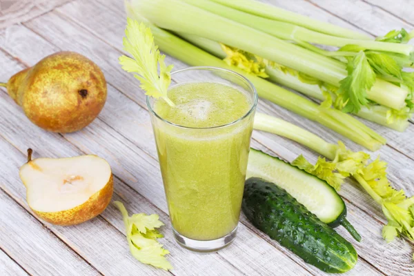 Fresh cucumber, pear and celery juice. Slices of fruits and vegetables on wooden background — Stock Photo, Image