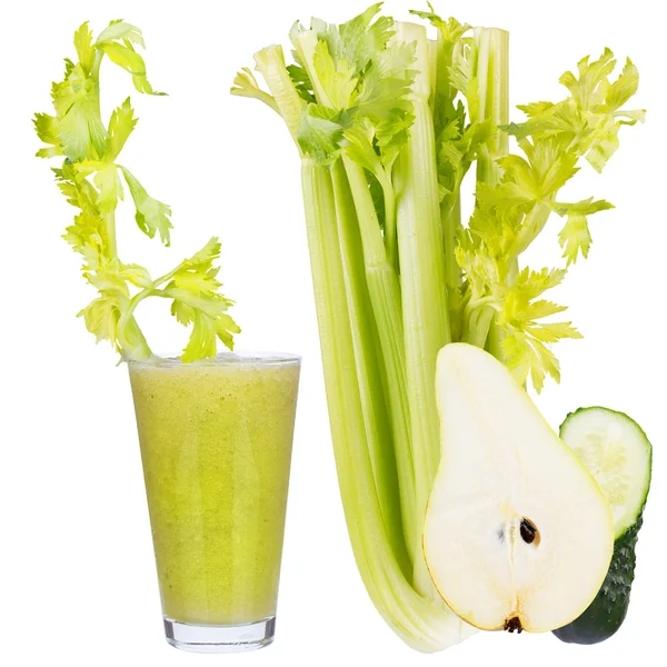 Čerstvá okurka, hruška a celer šťávy. Kousky ovoce a zeleniny. Izolované na bílém pozadí — Stock fotografie