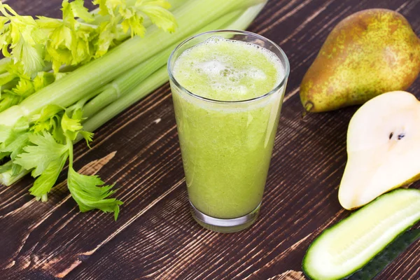 Pepino fresco, pera y jugo de apio. Rebanadas de frutas y verduras sobre fondo de madera —  Fotos de Stock