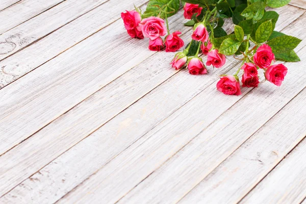 Rosas rojas sobre fondo de madera. Copiar espacio — Foto de Stock