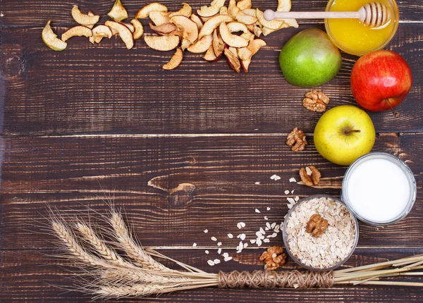 Äpple Chips, färska äpplen, honung, mjölk, havre flingor och valnötter. Still Life. — Stockfoto