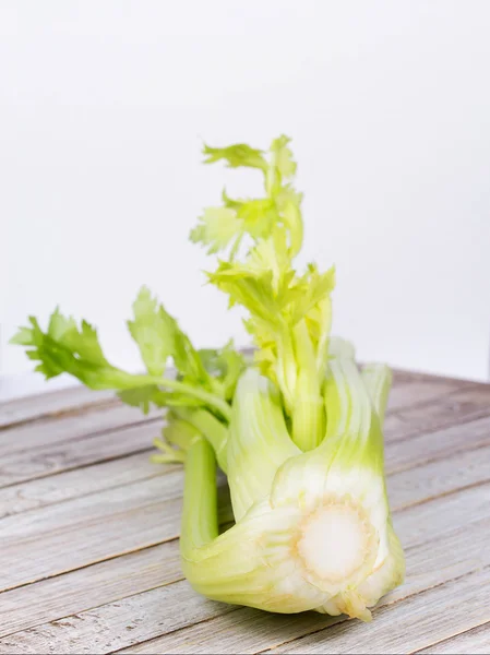 Biologische groenten - selderij met verlaat op houten achtergrond — Stockfoto