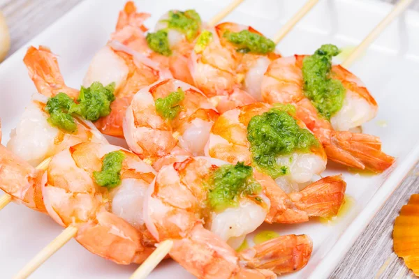 Listo para comer camarones con mantequilla verde —  Fotos de Stock