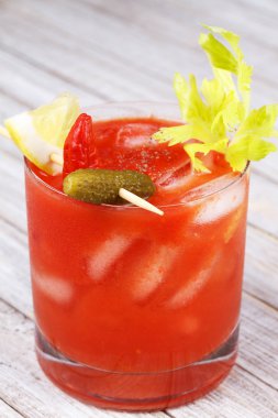 Baharat ve tuz Bloody Mary kokteyl ahşap arka plan üzerinde