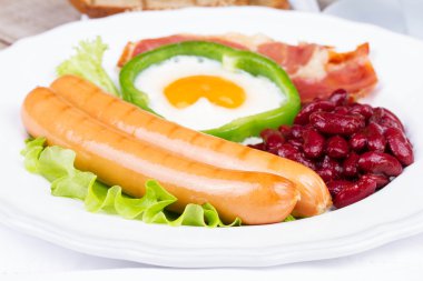 Yumurta kızarmış yeşil biber, sosis, pastırma ve kırmızı fasulye