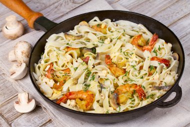 kremalı karides ve mantarlı makarna