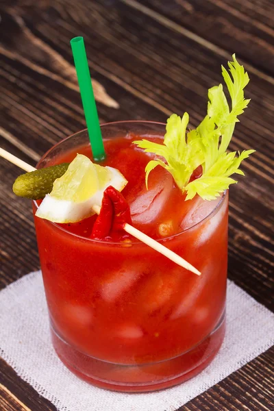 Krydda och Salt Bloody Mary Cocktail på trä bakgrund — Stockfoto