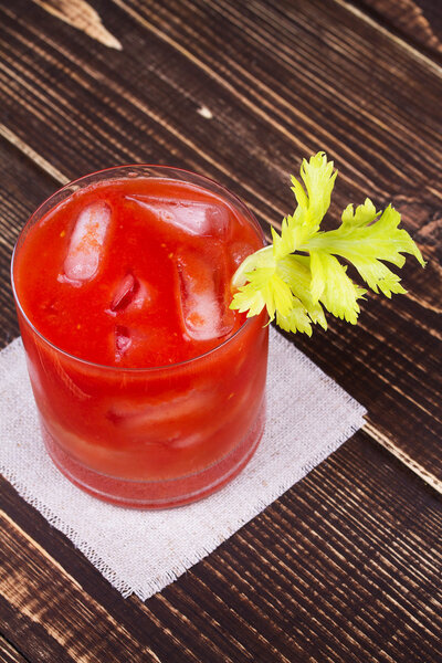 Пряности и соль Кровавая Мэри Коктейль на деревянном фоне
