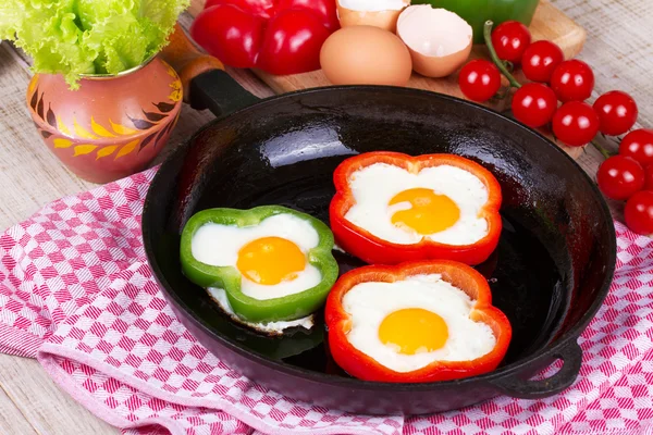 Eier in einer Paprika gebraten — Stockfoto