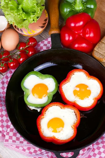 Яйца, поджаренные в перце — стоковое фото