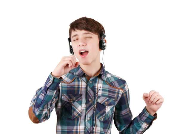 Singender Teenager mit Kopfhörern, der Musik hört und Handzeichen isoliert auf weißem Hintergrund zeigt — Stockfoto