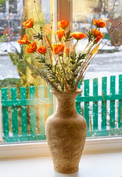 Сушеные цветы в вазе на окне на зимнем фоне — стоковое фото