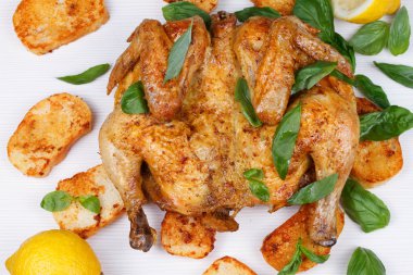 Otlar ve limon ile ekmek arası tavuk