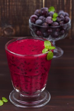 Siyah frenk üzümü milkshakes nane ile dondurulmuş