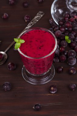 Siyah frenk üzümü milkshakes nane ile dondurulmuş