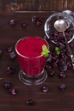 Siyah frenk üzümü milkshakes nane ile dondurulmuş