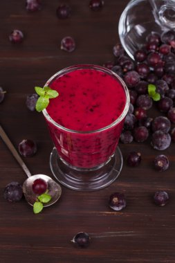 Siyah frenk üzümü milkshakes nane ile dondurulmuş