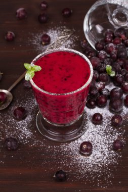 Siyah frenk üzümü milkshakes nane ile dondurulmuş