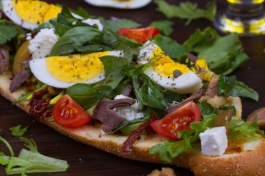 Yunan biftek salata ile yumurta ve beyaz ekmek üzerinde