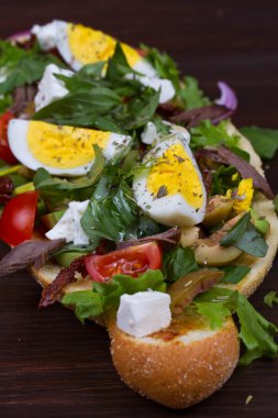 Yunan biftek salata ile yumurta ve beyaz ekmek üzerinde