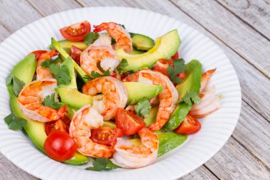 avokado ve karides salatası