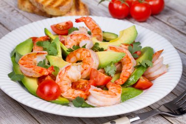avokado ve karides salatası