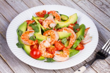 avokado ve karides salatası