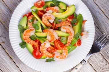 avokado ve karides salatası