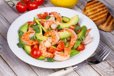 avokado ve karides salatası
