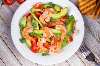 avokado ve karides salatası