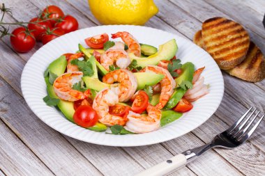 avokado ve karides salatası