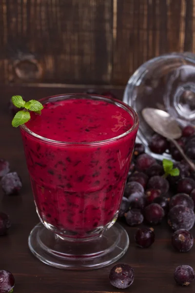 Frozen black currant milkshakes with mint — Stock Photo, Image