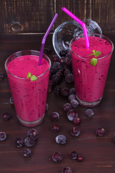 Frozen black currant milkshakes with mint — Stock Photo, Image